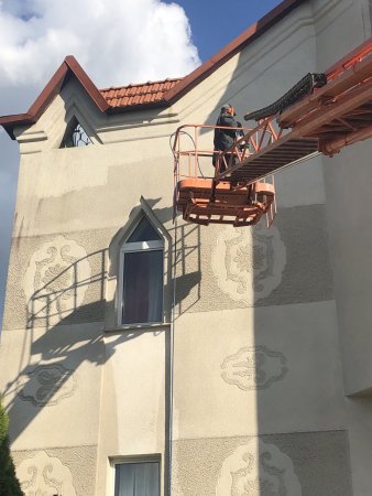 МОЙКА ФАСАДА ЗДАНИЯ С АВТОВЫШКИ